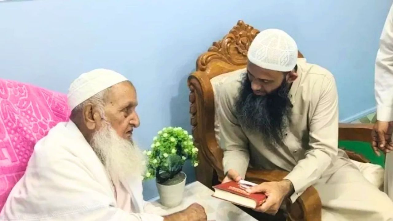 হেফাজতে ইসলামের আমীরের সঙ্গে সাক্ষাৎ করলেন ধর্ম প্রতিমন্ত্রী