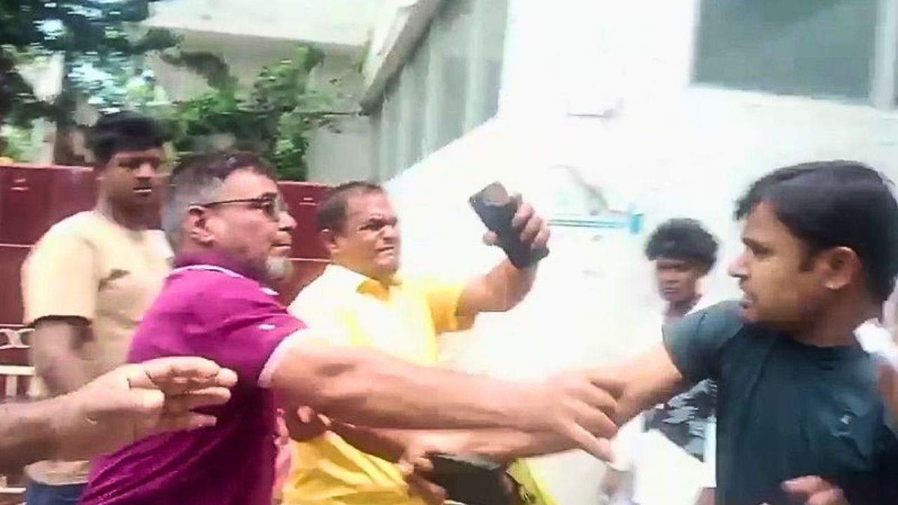হাসপাতালে অনিয়মের প্রতিবাদ করায় সাংবাদিকের ওপর হামলা
