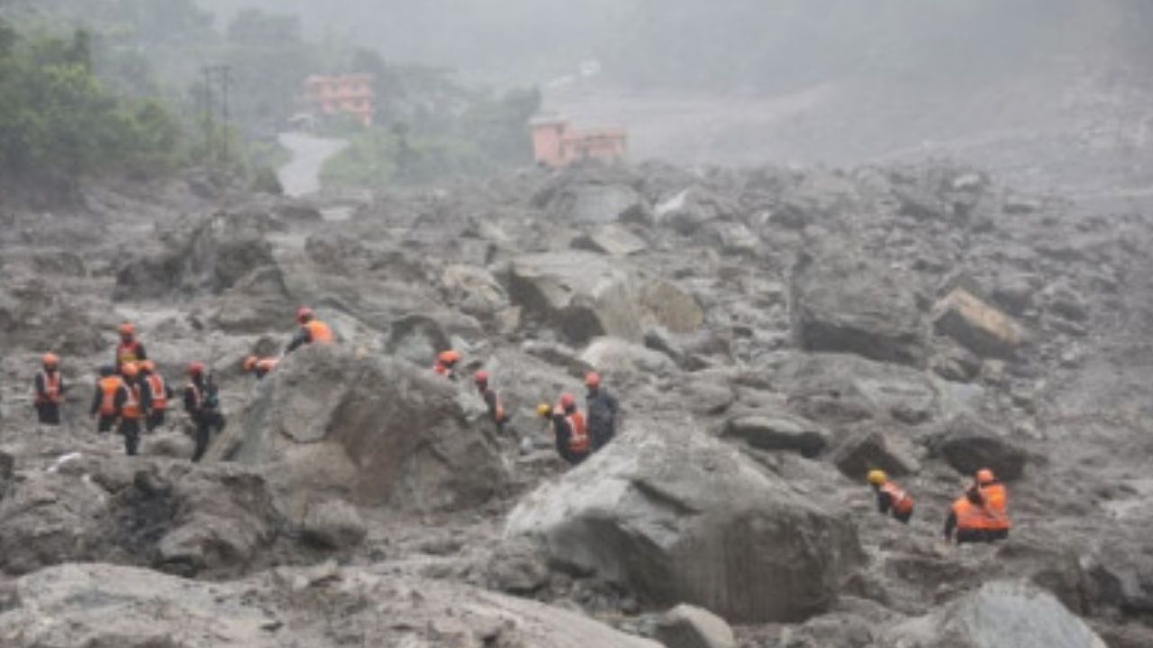 নেপাল ও চীনে মৃত্যু ৭০০ ছুঁইছুঁই