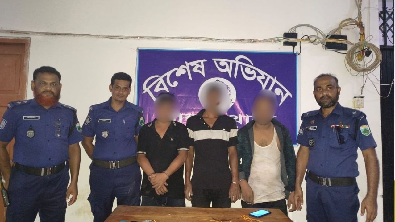 নওগাঁয় ডিবি সেজে ডাকাতি, তিন ভুয়া পুলিশ গ্রেপ্তার