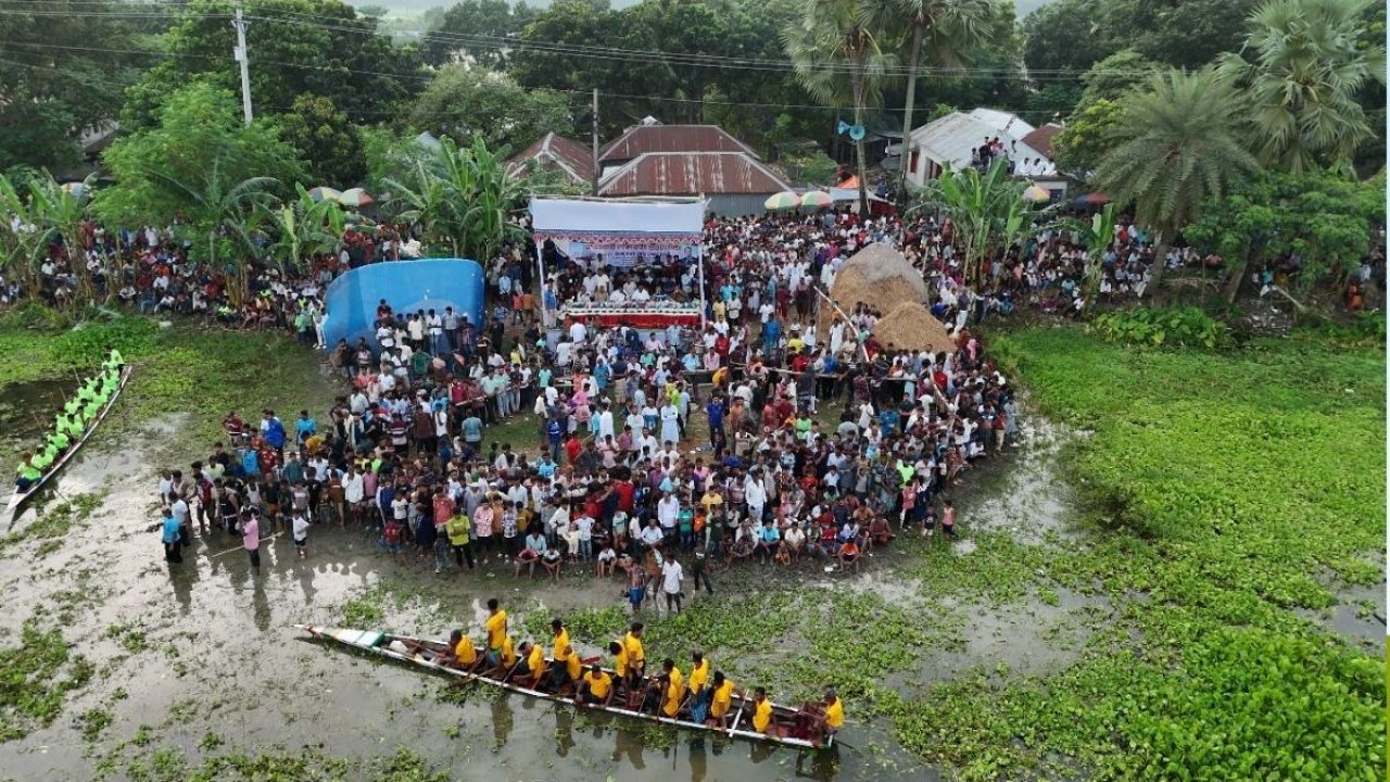 কুষ্টিয়ায় নৌকা বাইচ দেখতে হাজারো মানুষের ঢল