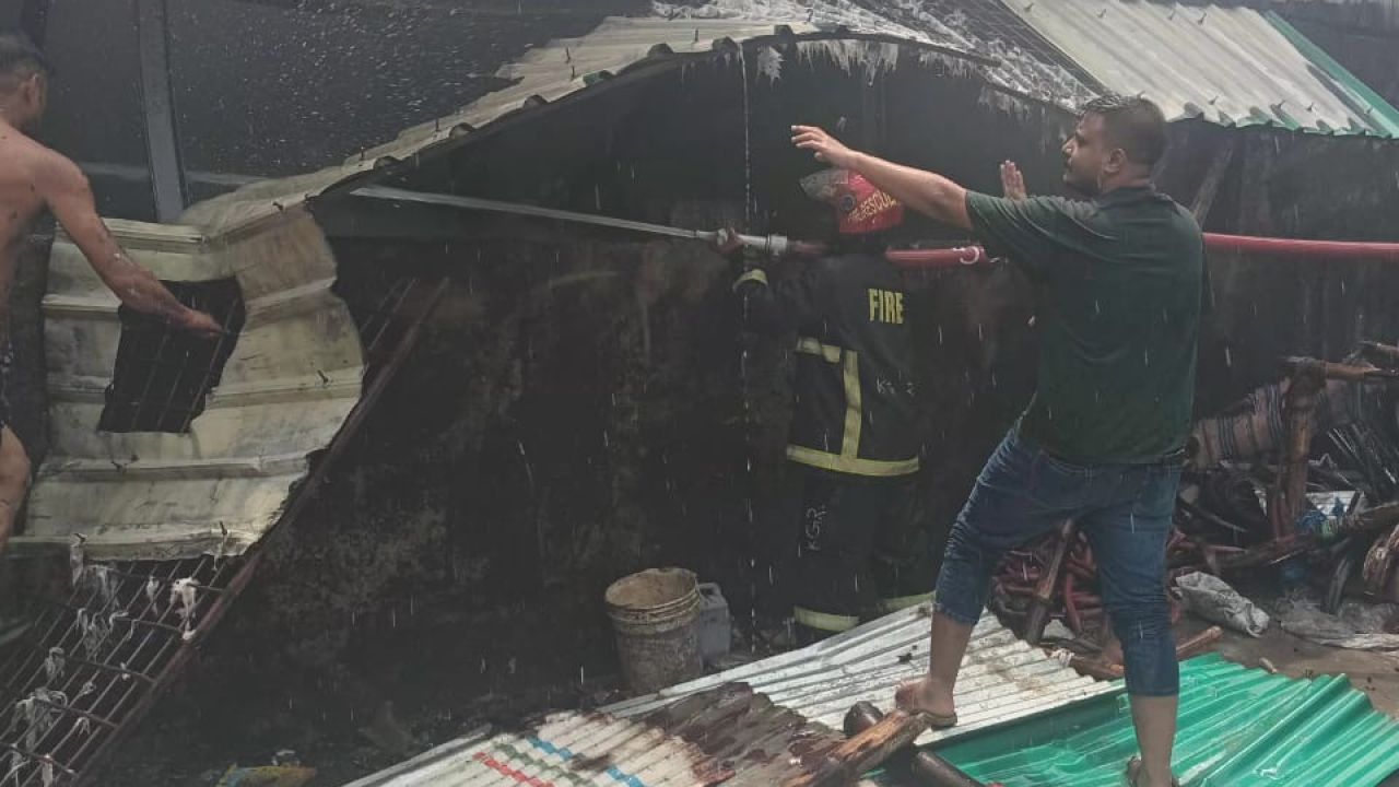 ঝুট তুলার গোডাউনে আগুন, আধা ঘণ্টার চেষ্টায় নিয়ন্ত্রণে