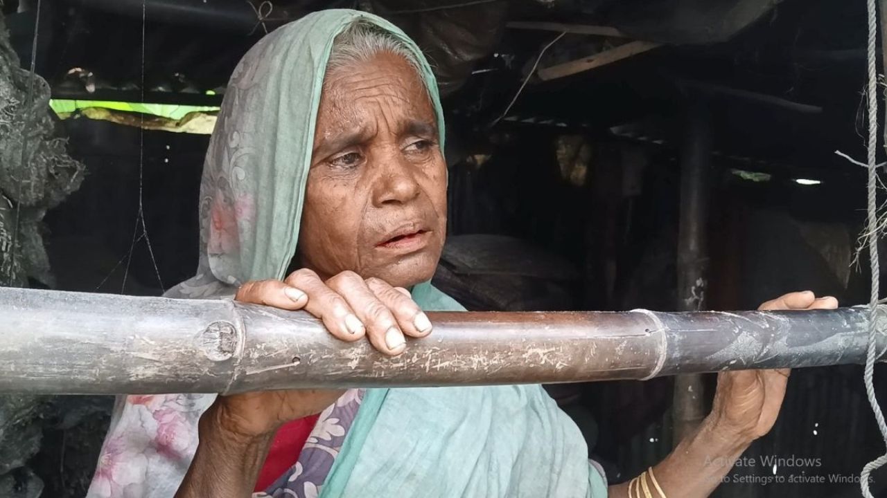 বাঁধের ঢালে আলেকজনের নিঃসঙ্গ লড়াই, খবর রাখে না কেউ