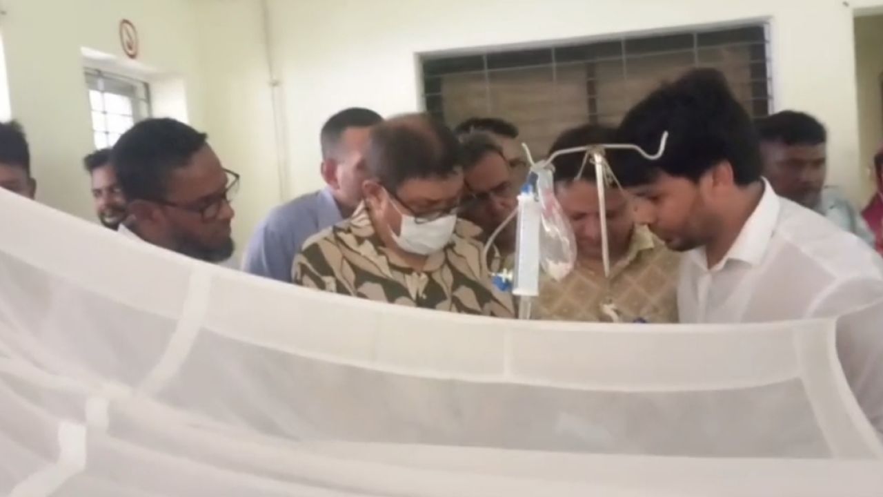 ফরিদপুরে সদরপুর হাসপাতাল পরিদর্শনে স্বাস্থ্যমন্ত্রী, ৩ নার্স বদলি