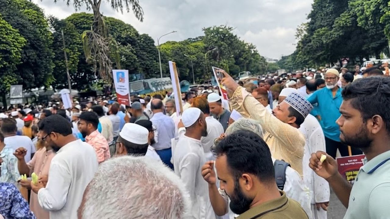 পদযাত্রা শেষে সংসদ ভবনে সামনে ১১ দলীয় জোট 