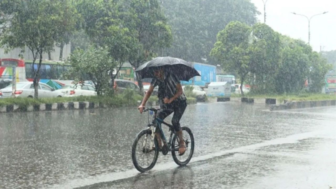 রাজধানীতে দুপুরের মধ্যে বজ্রসহ বৃষ্টির সম্ভাবনা