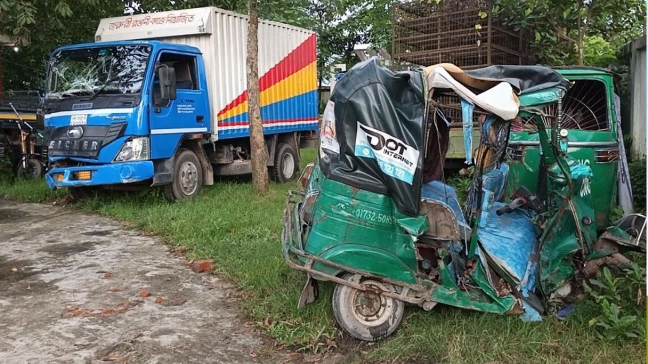 কটিয়াদীতে প্রাণ গেল একই পরিবারের ৩ জনের