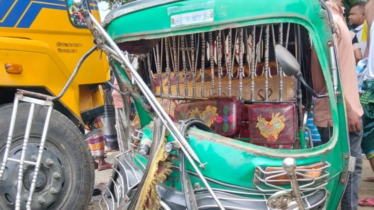ত্রিশালে ট্রাক ও অটোরিকশার সংঘর্ষে ২ জন নিহত, আহত ৪