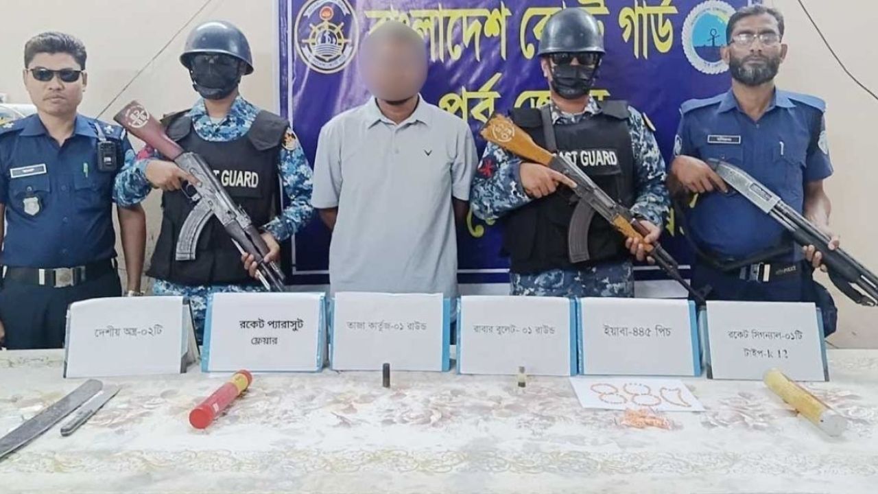 সন্দ্বীপে ইয়াবার সঙ্গে রকেট সিগন্যাল ও অস্ত্র উদ্ধার, আটক ১
