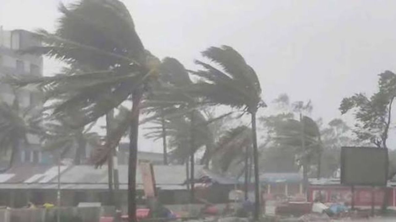 ৬ অঞ্চলে ঝোড়ো হাওয়াসহ বৃষ্টির পূর্বাভাস, নদীবন্দরে সতর্কতা