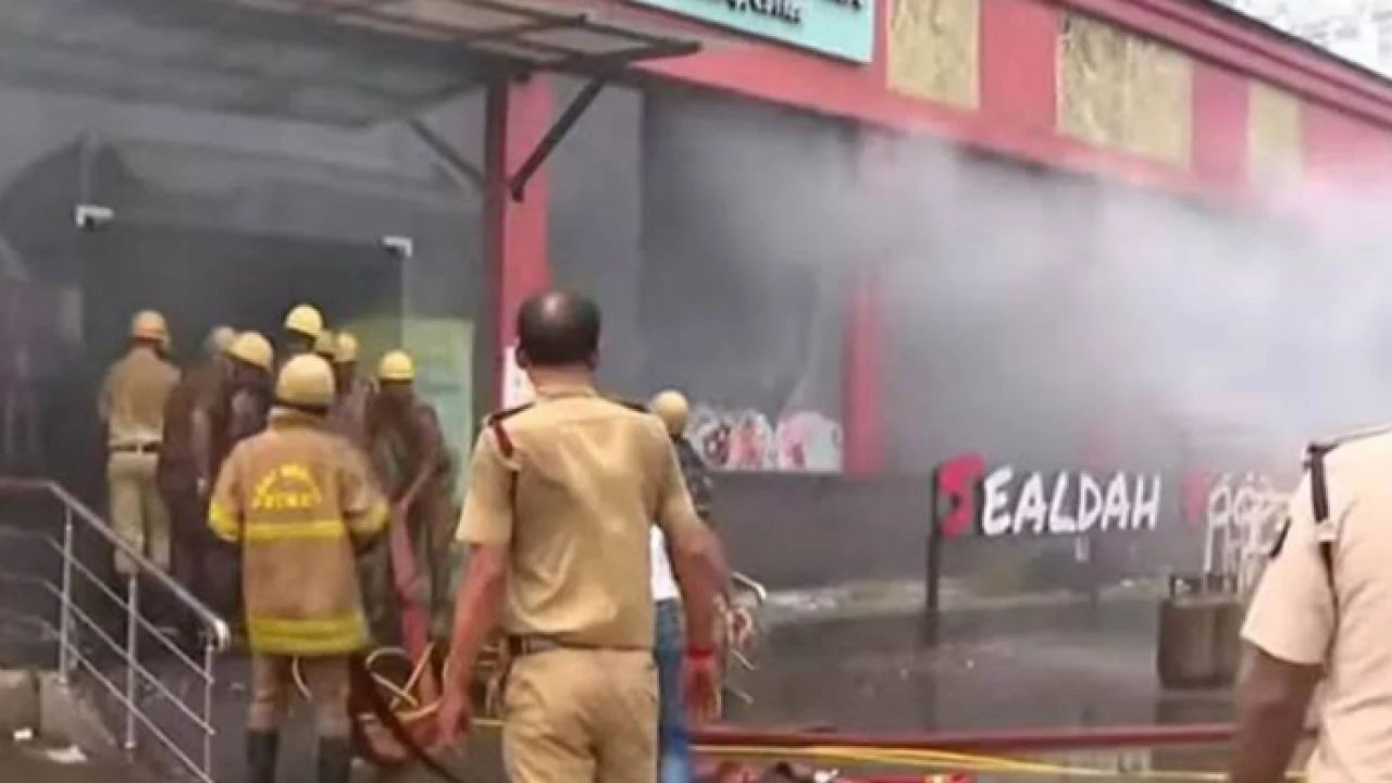 শিয়ালদহ স্টেশনে ভয়াবহ আগুন, আতঙ্কে যাত্রীরা