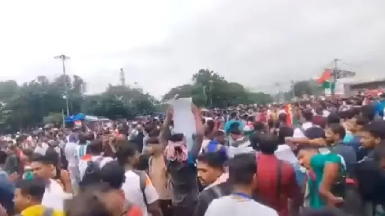 পূজার আগেই উর্দির দাবিতে অবরুদ্ধ কলকাতা: রাজপথে হাজারো চাকরিপ্রার্থী