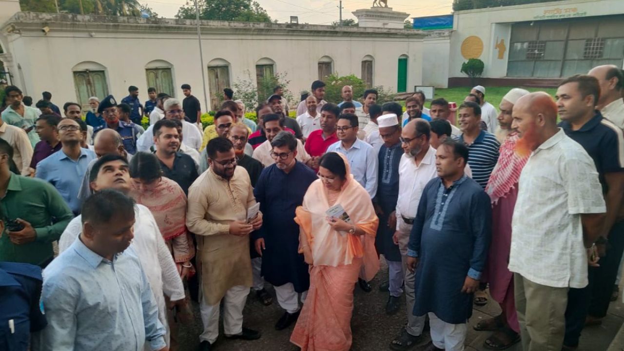 জমিদার বাড়ি পরিদর্শনে পর্যটনমন্ত্রী, ভাঙা ওয়াকওয়ে দেখে ক্ষোভ