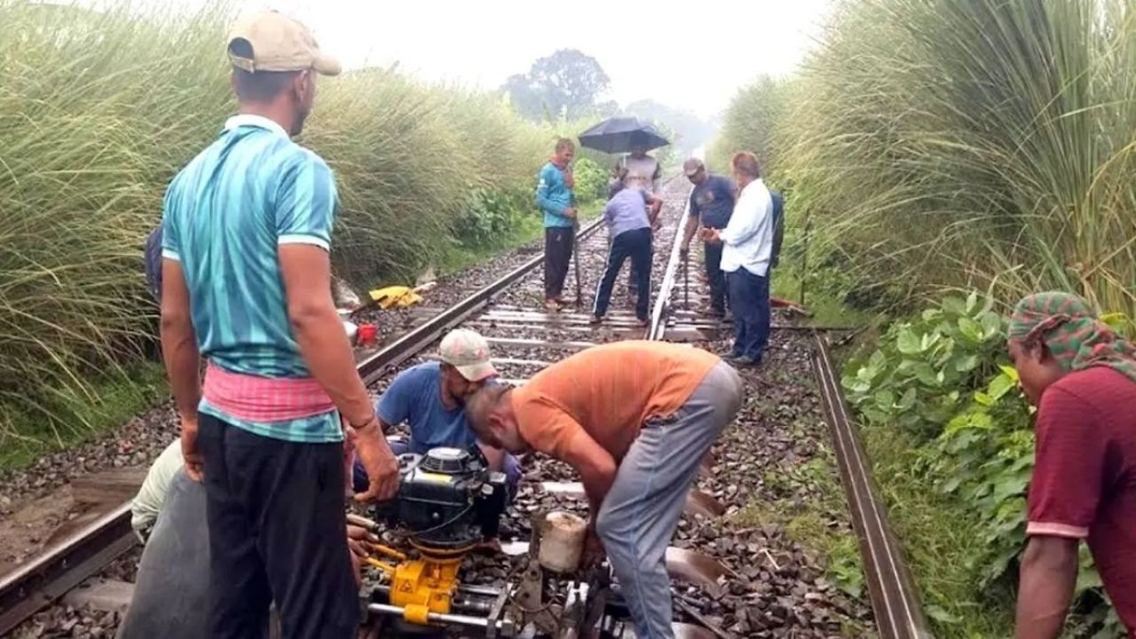 নাটোরে রেললাইনে ফাটল, দুই ঘণ্টা পর ট্রেন চলাচল