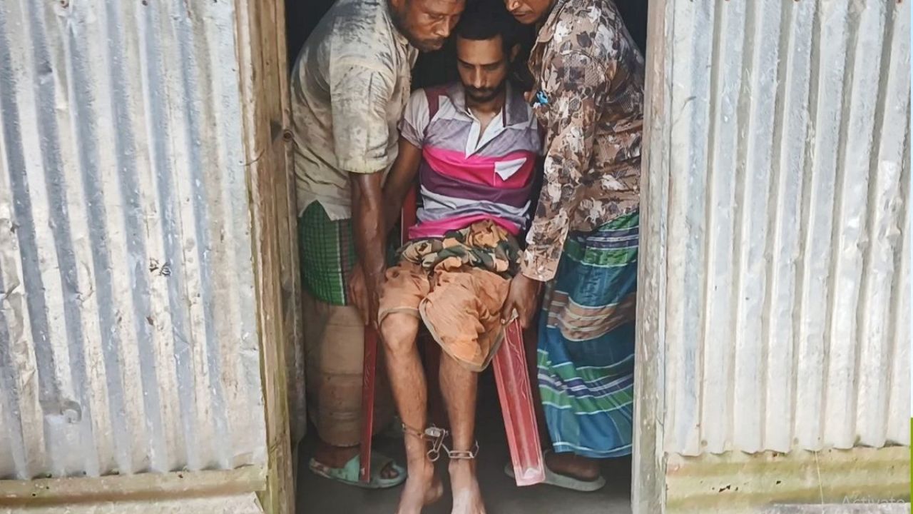 বাবার পায়ে শিকল, সন্তানদের পেটে খিদের জ্বালা