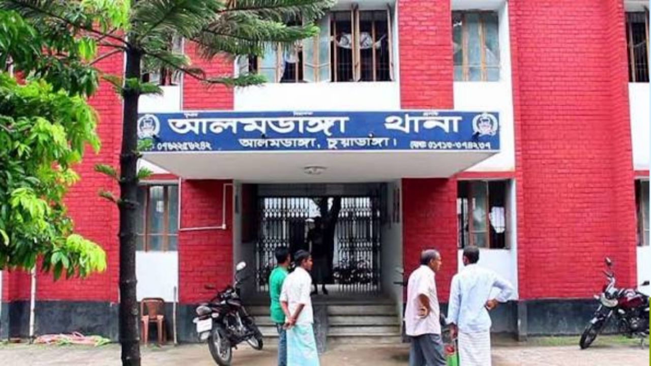 দুই মোটরসাইকেল লুট, গাছে বাঁধা রইলেন বাবা-সন্তান