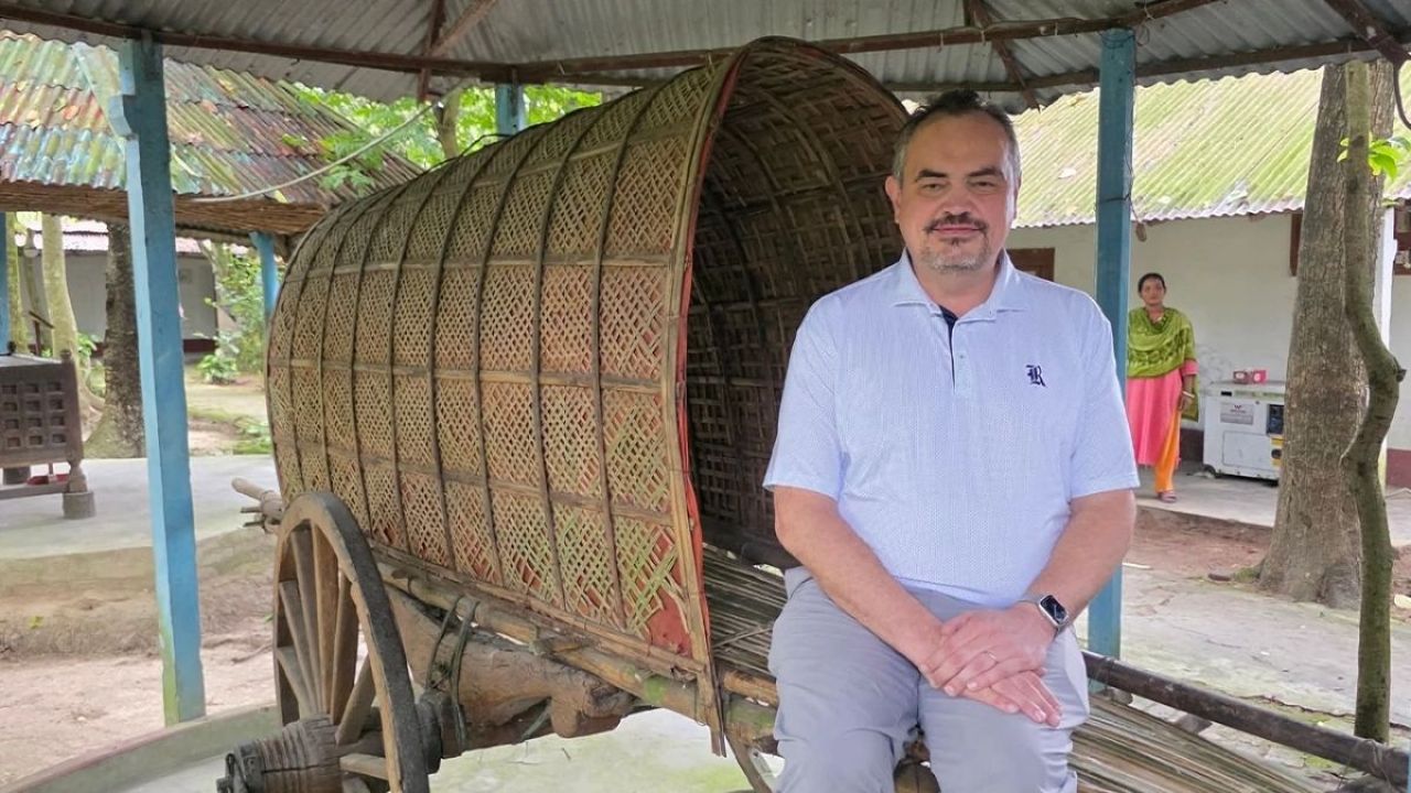 গরুর গাড়িতে চড়ে মুগ্ধ মার্কিন রাষ্ট্রদূত