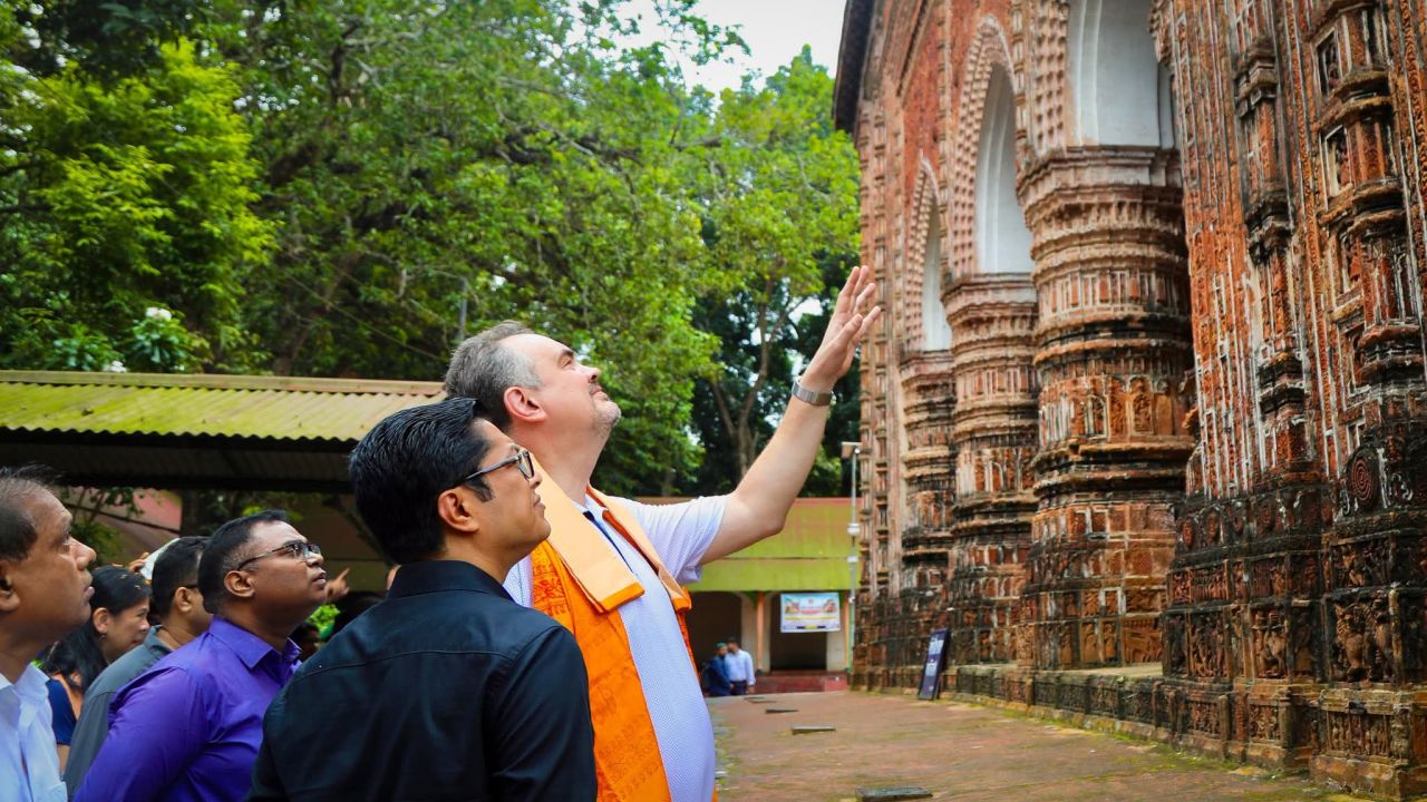 কান্তনগর মন্দিরের টেরাকোটায় মুগ্ধ মার্কিন রাষ্ট্রদূত