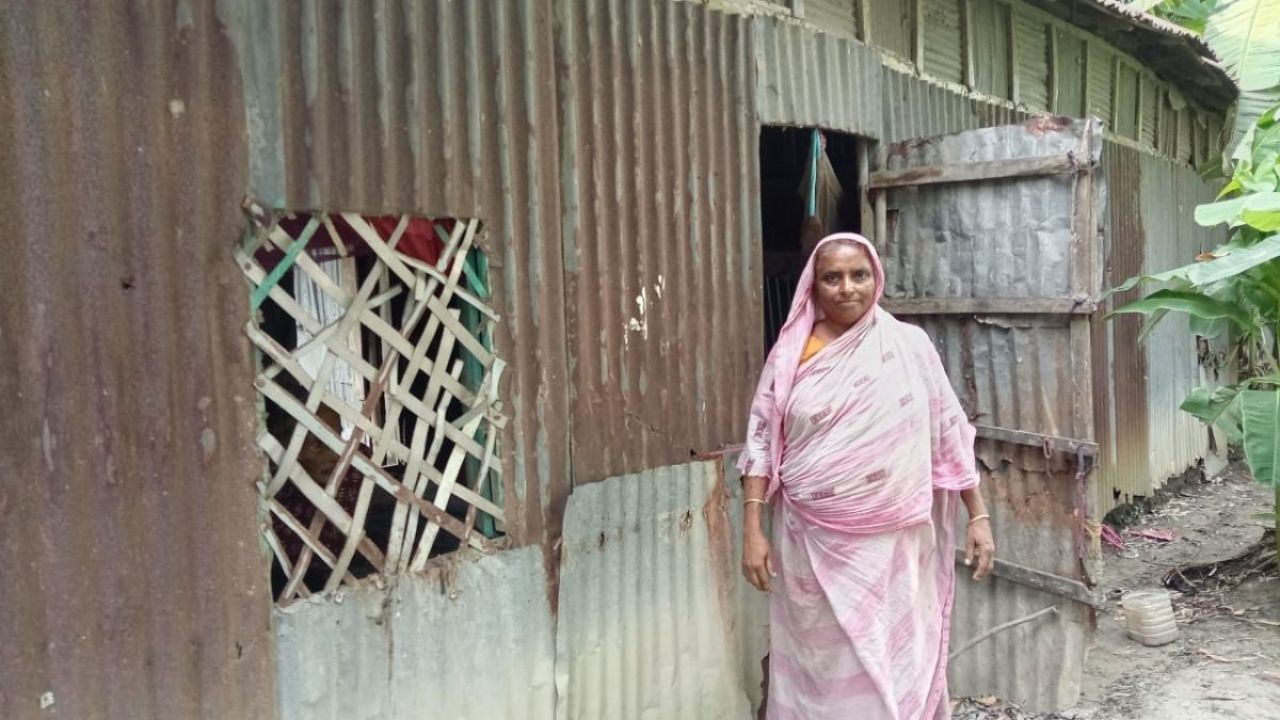 বৃষ্টির পানিতেই নির্ঘুম রাত কাটে বৃদ্ধা সমেলার
