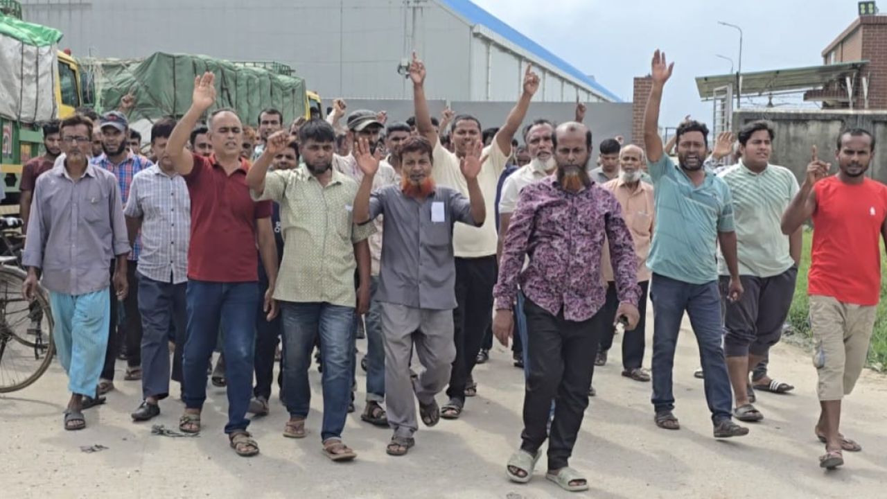 ঘোড়াশাল সারকারখানায় শ্রমিক বিক্ষোভ, বকেয়া পরিশোধ ও পুনর্বহালের দাবি