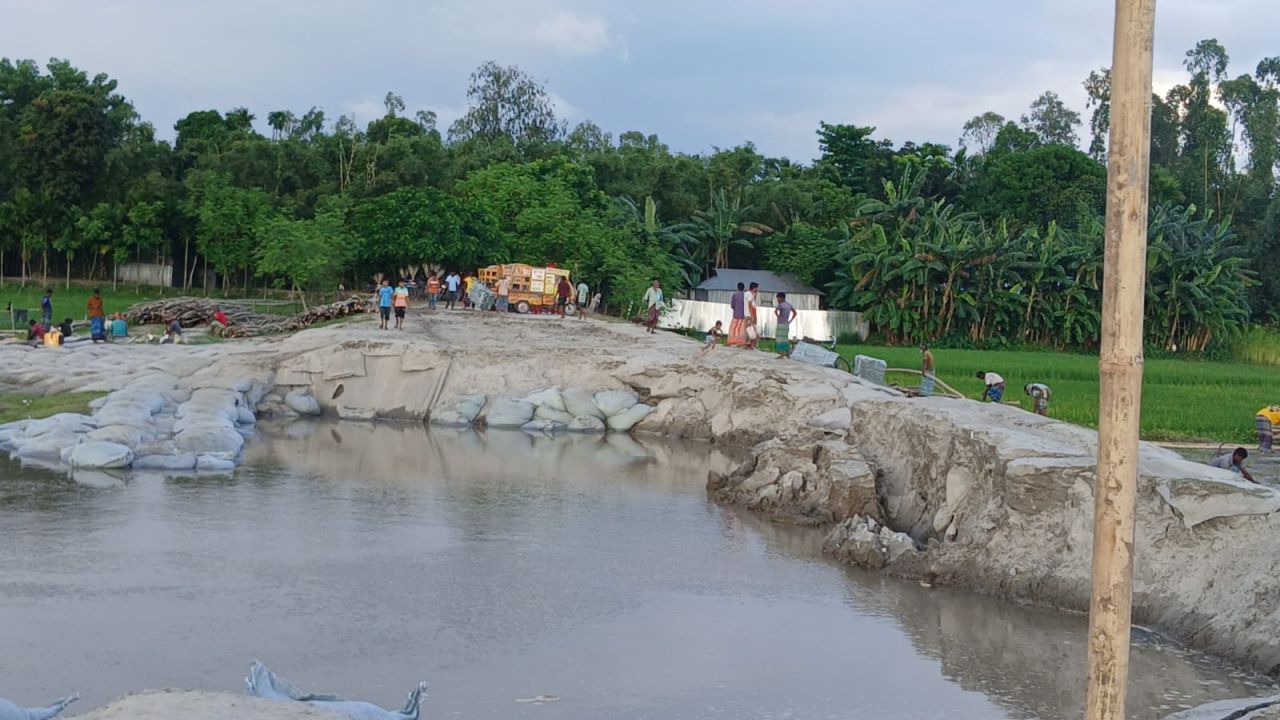 হঠাৎ নদীগর্ভে বিলীন ৪০ মিটার ক্রসবাঁধ