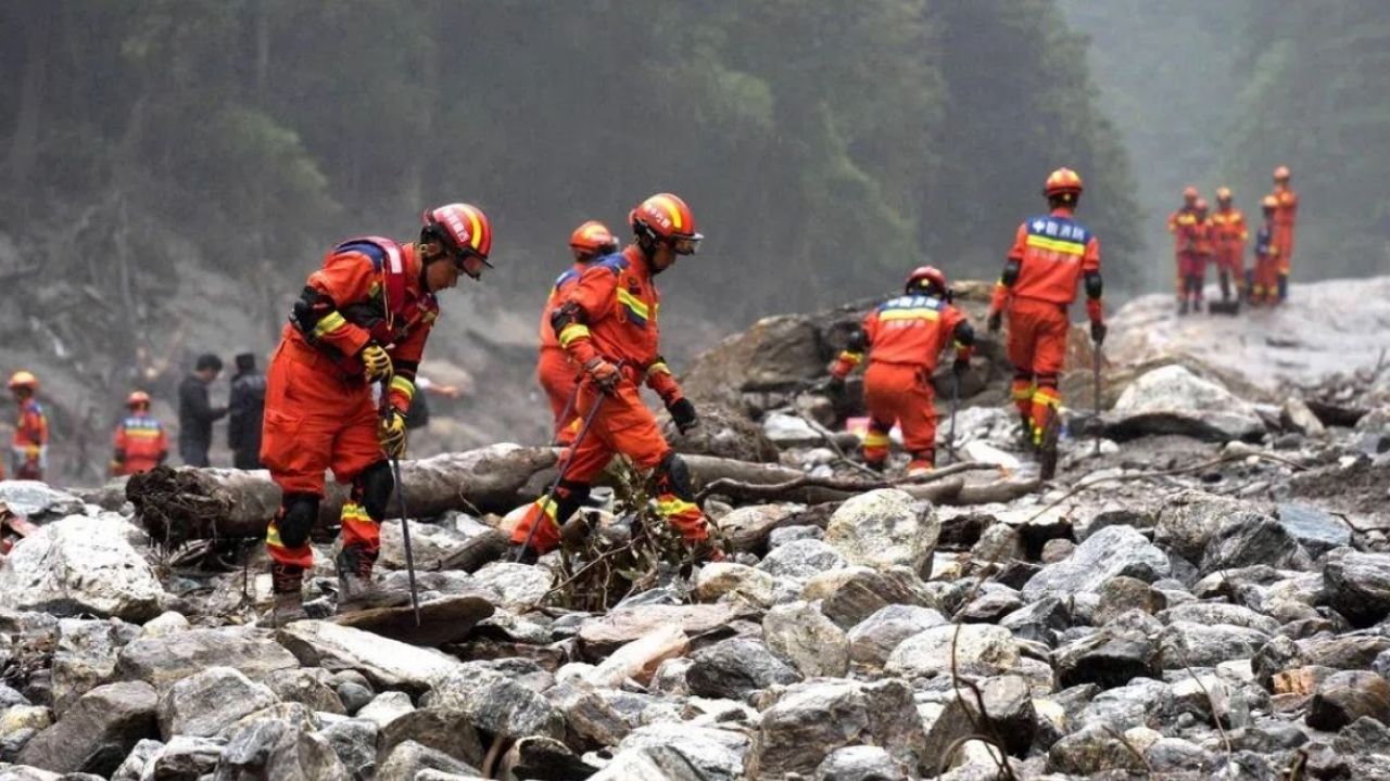 নেপালে প্রাণহানি হাজার ছাড়িয়ে, মৃতদেহ ভেসে ভারতের ভূখণ্ডেও