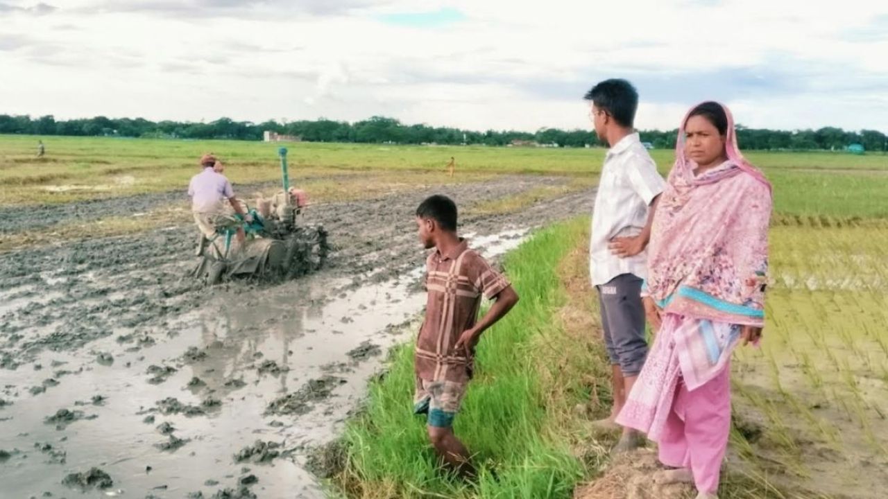 বাবার দেওয়া জমি ফিরে পেতে ১৩ বছর পর মাঠে মেয়ে