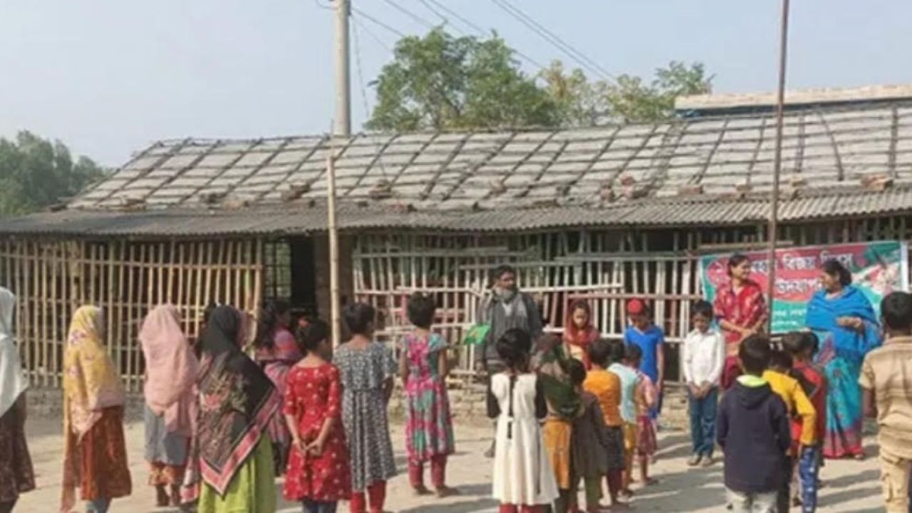 সাতক্ষীরায় ২৫০ প্রাথমিক বিদ্যালয়ে ঝুঁকি নিয়ে চলছে পাঠদান