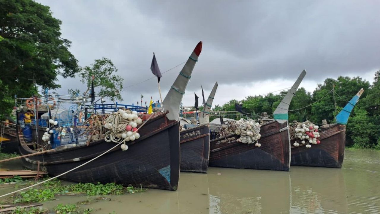 লোডশেডিংয়ে বরফসংকট: সাগরে যেতে পারছেন না শরণখোলার জেলেরা