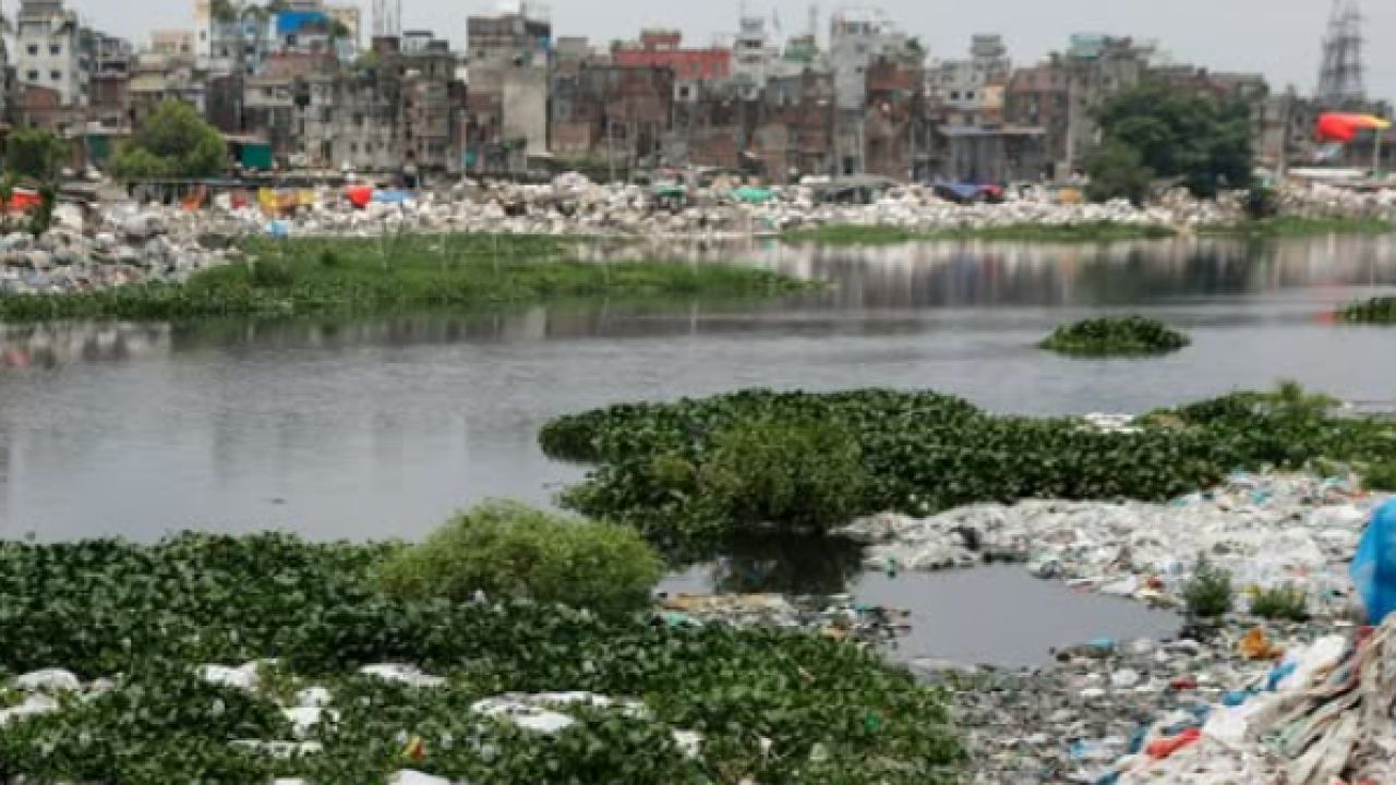বুড়িগঙ্গার প্লাস্টিক বর্জ্য সরাতে হাইকোর্টের আলটিমেটাম