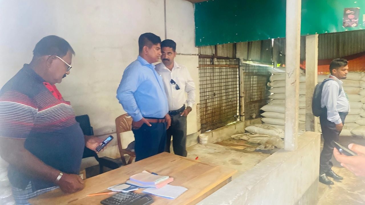 কালীগঞ্জে সারের মজুদে গরমিল, দুই ব্যবসায়ীর জরিমানা