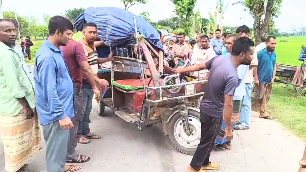 বোদায় ট্রাকের ধাক্কায় ইজিবাইক চালক নিহত, আহত ৩