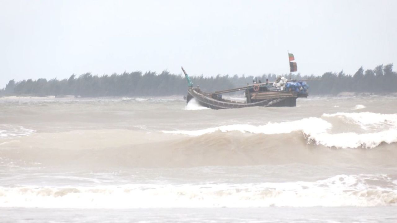 সোনাদিয়া চ্যানেলে ট্রলারডুবি: দুই জেলের মৃত্যু, নিখোঁজ ২