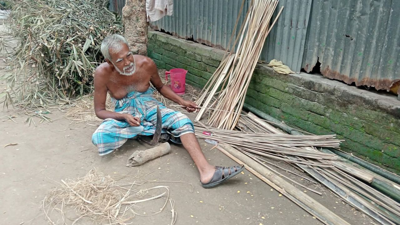 অস্তিত্বসংকটে খোকসার বাঁশ ও বেতশিল্প: টিকতে না পেরে পেশা বদল