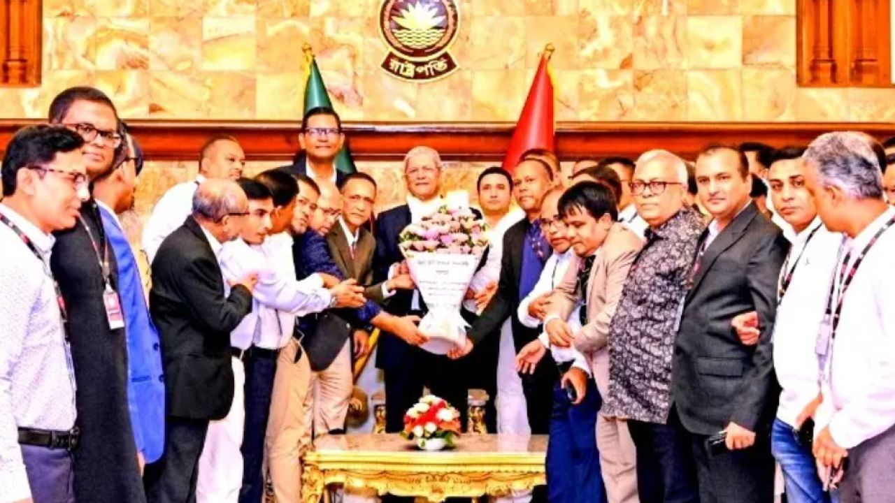 রাষ্ট্রপতির সঙ্গে ঢাকা কলেজ অ্যালামনাই অ্যাসোসিয়েশনের সৌজন্য সাক্ষাৎ