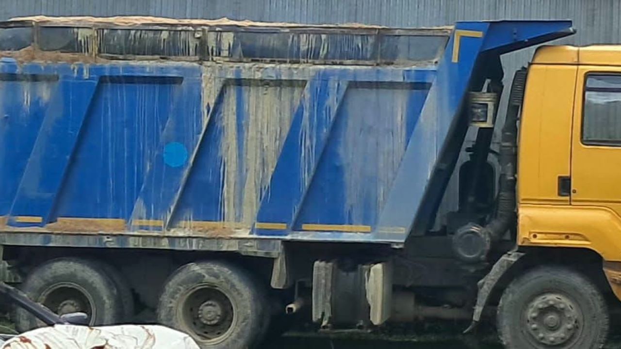 বালুবাহী ড্রাম ট্রাকের ধাক্কায় টমটমচালক নিহত
