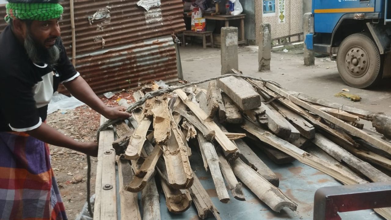 গ্যাস সংকট: বাড়ছে লাকড়ির দাম