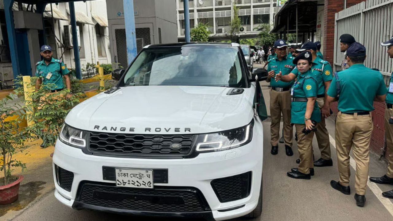 উল্টোপথে বিমানমন্ত্রীর গাড়ি, ৬ হাজার টাকা জরিমানা