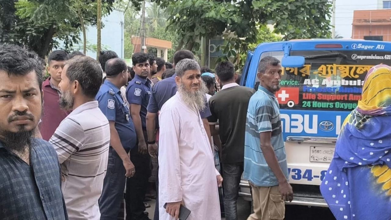 শিশুকে বাঁচাতে গিয়ে পুলিশের গাড়ি উল্টে সদস্য নিহত