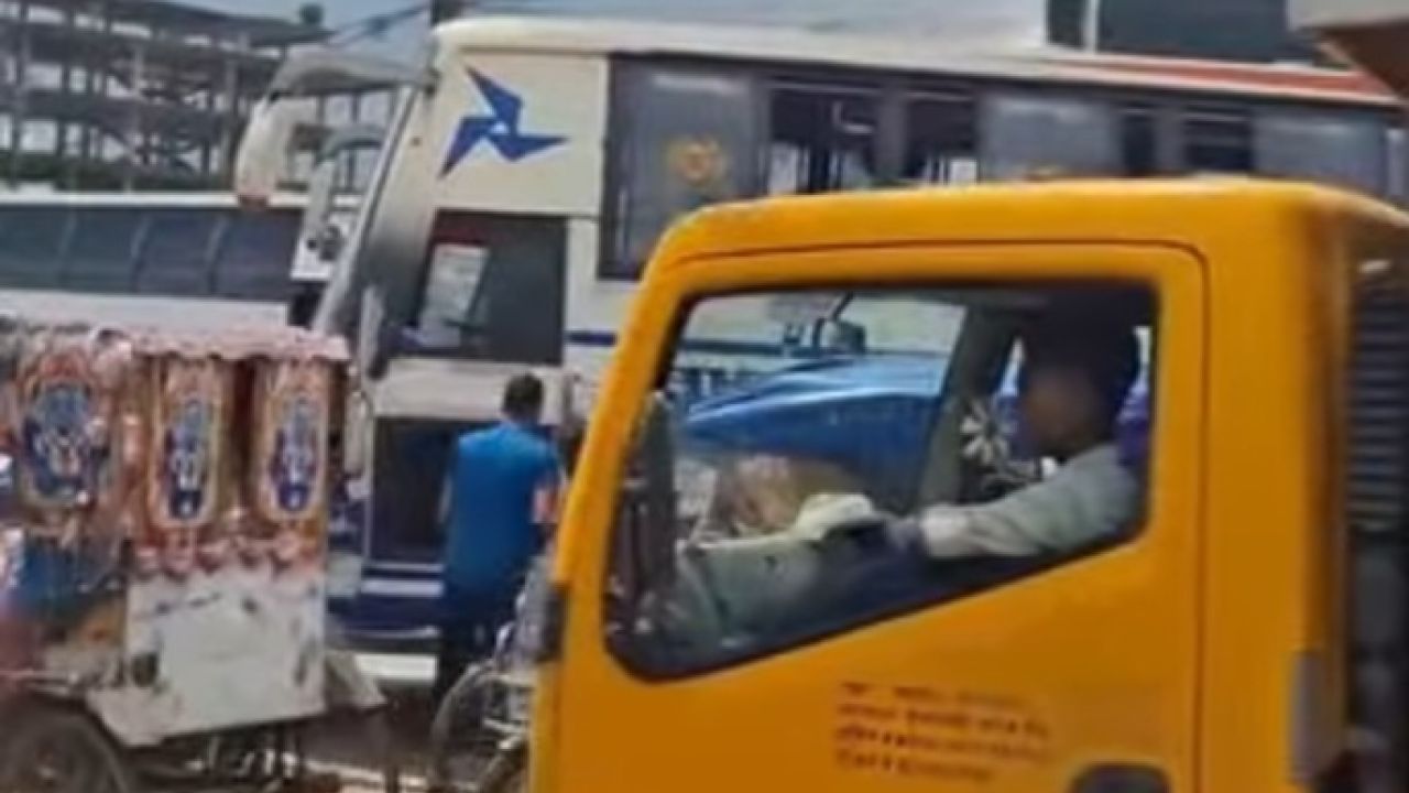 ১৫ ঘণ্টা পর জামালপুর-ঢাকা রুটে বাস চলাচল শুরু