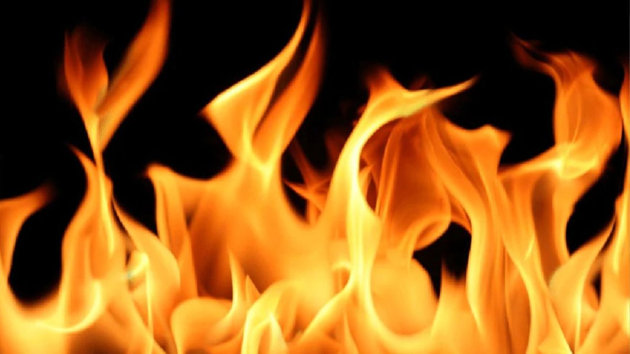 শরীয়তপুরে আবাসিক হোটেলে ভয়াবহ আগুন
