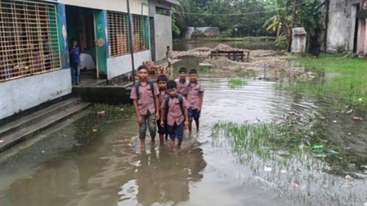 শ্যামনগরে ভারী বর্ষণে গ্রাম জলমগ্ন