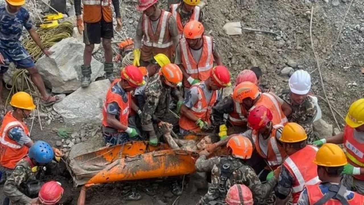 নেপালের জলবিদ্যুৎকেন্দ্রের টানেল থেকে ৯ দিন পর দুই শ্রমিক উদ্ধার
