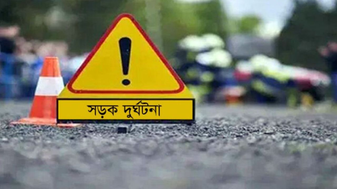 ফেনীতে দাঁড়িয়ে থাকা কাভার্ডভ্যানে বাসের ধাক্কা, নিহত ৩