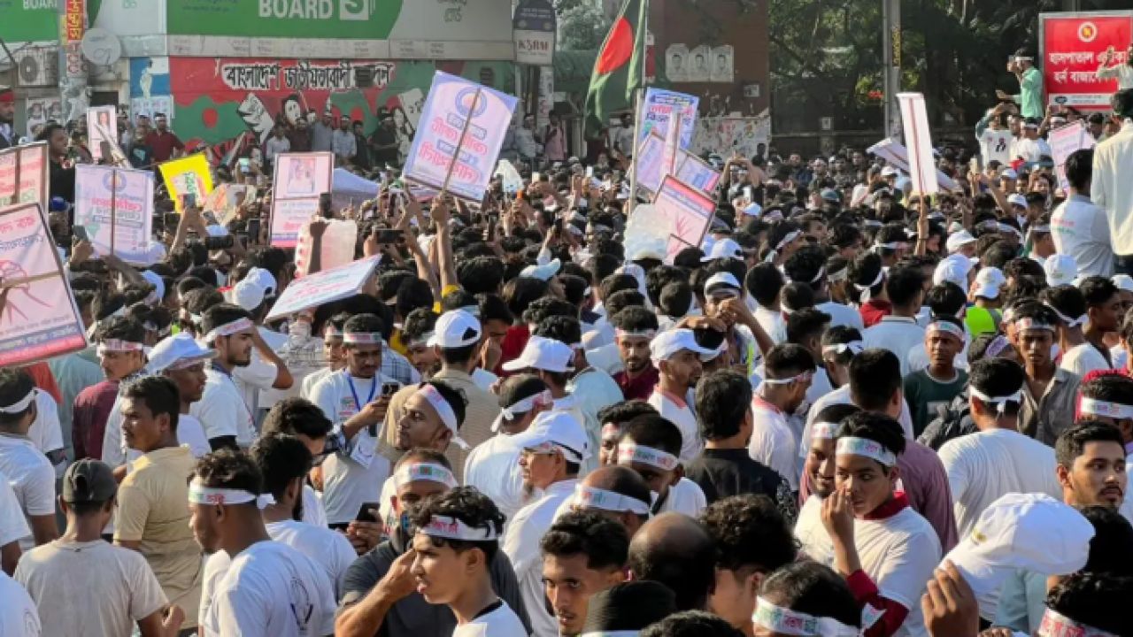 নোয়াখালীকে বিভাগ করতে শাহবাগ অবরোধ, যান চলাচল বন্ধ