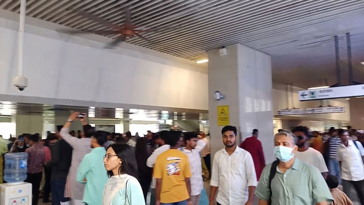 শাহবাগ অবরোধ: মেট্রোরেলে উপচে পড়া ভিড়