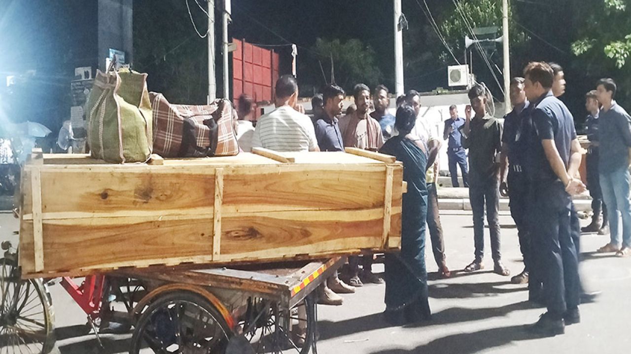 স্বামী মরদেহ নিয়ে যেতে কৃতজ্ঞতায় ভেজা জাহানারার চোখ
