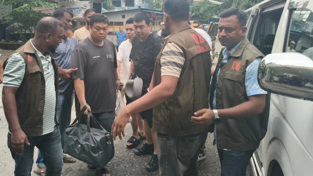 কক্সবাজারে ১,৯৩৮ আইফোনসহ ৬ চীনা নাগরিক আটক