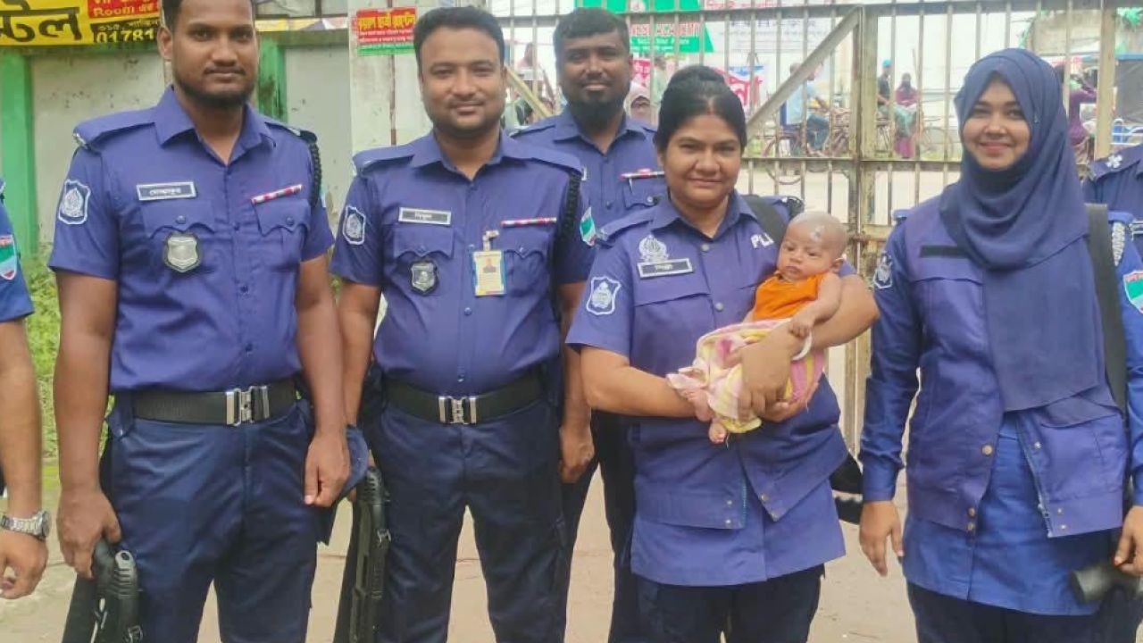 মা পরীক্ষার হলে, শিশুর দায়িত্ব নিলেন পুলিশ সদস্য