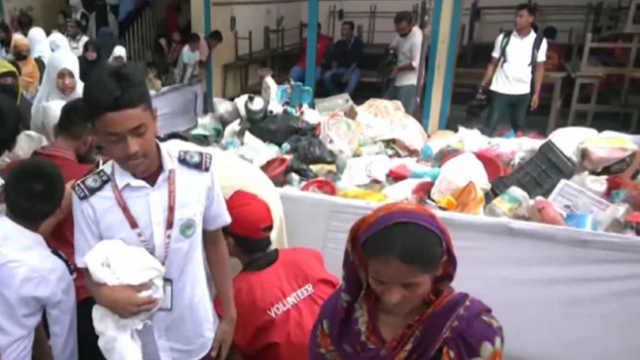 প্লাস্টিক দিলেই মিলছে নিত্যপণ্য, কামরাঙ্গীরচরে ভিড়
